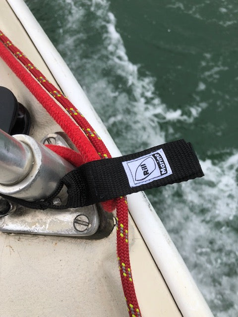 Halyard keeper preventing spinnaker lines from trailing in water